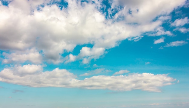 Abstrakter bewölkter Hintergrund schöne natürliche Streifen von Himmel und WolkenxEine schöne Naturlandschaft