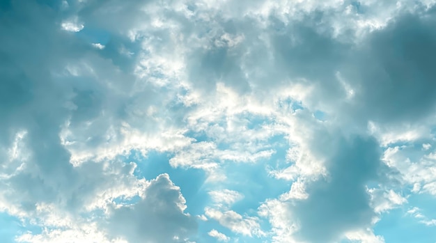 Abstrakter bewölkter Hintergrund schöne natürliche Streifen von Himmel und WolkenxEine schöne Naturlandschaft