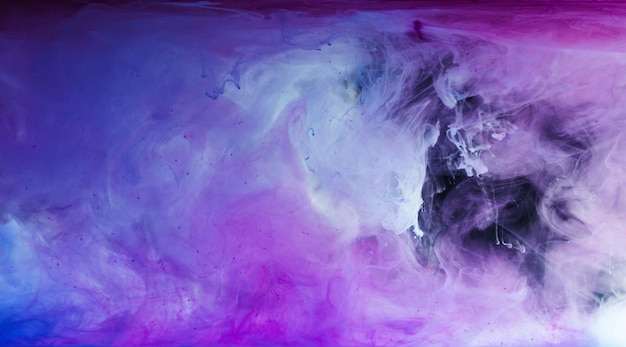 Abstrakter blau-weißer und lila künstlerischer Hintergrund mit fließender Farbe
