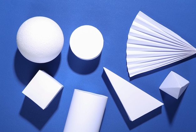 Abstrakter blauer Hintergrund mit weißen geometrischen Formen Minimalismus Trendige Schatten xAConcept Art Kreatives Layout