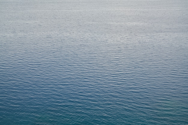 Abstrakter blauer Meereswellenhintergrund