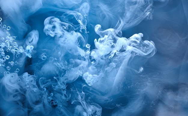 Abstrakter blauer Ozean-Meer-Hintergrund, indigofarbener Himmel, flüssige azurblaue Farbe unter Wasser, wirbelnde Rauchtapete