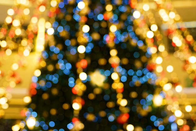 Abstrakter bunter Hintergrund von unscharfem bokeh vom dekorativen Licht des Weihnachtsbaums.