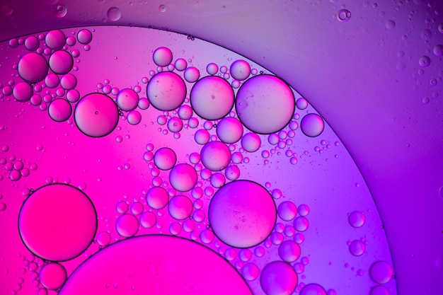 Abstrakter Farbhintergrund. Ölblasen in einer farbigen Flüssigkeit und Beleuchtung in der Makrofotografie. Kreatives und Kunstkonzept