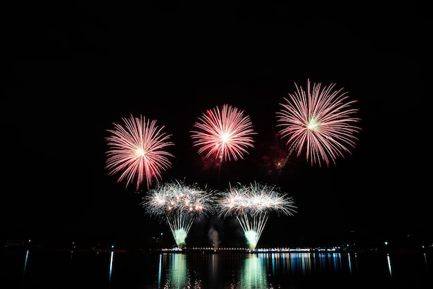 Abstrakter farbiger Feuerwerk-Neujahrsfest-Nachthimmelhintergrund