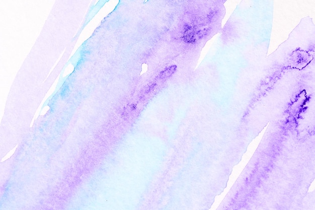 Abstrakter Flüssigkunst-Hintergrund Blau-violette Aquarelle durchscheinende Flecken auf weißem Papier