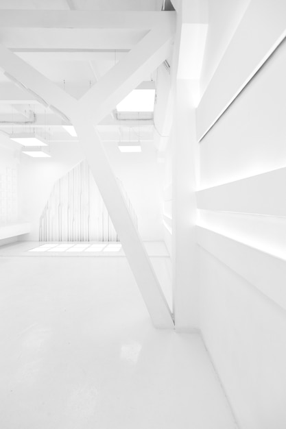 Abstrakter futuristischer leerer Rauminnenraum in Weiß mit Beleuchtung im Stil eines Raumschiffs. geometrische Dekoration an den Wänden.