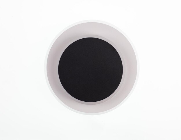 abstrakter geometrischer gelber Kreis und schwarzer Kreis, isoliert auf weißem Hintergrund