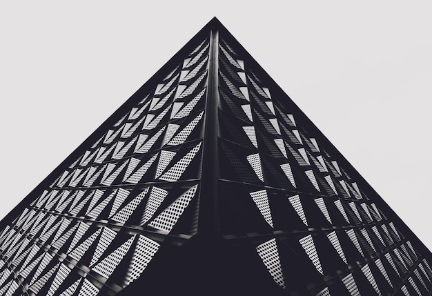 Abstrakter geometrischer Hintergrund mit Dreiecken und Gebäudezellen