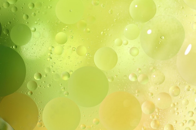 Abstrakter grüner Hintergrund mit Blasen im Wasser