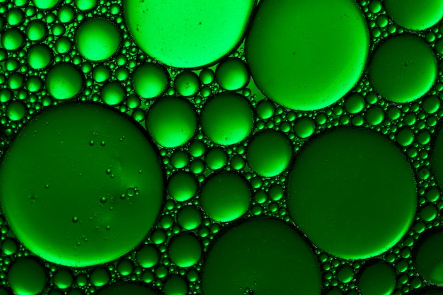 Foto abstrakter grüner wasserblasenhintergrund. grüner wassertropfen hintergrund