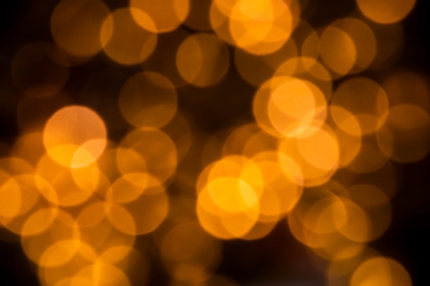 Abstrakter heller Feierunschärfehintergrund mit defocused, goldenen Lichtern.