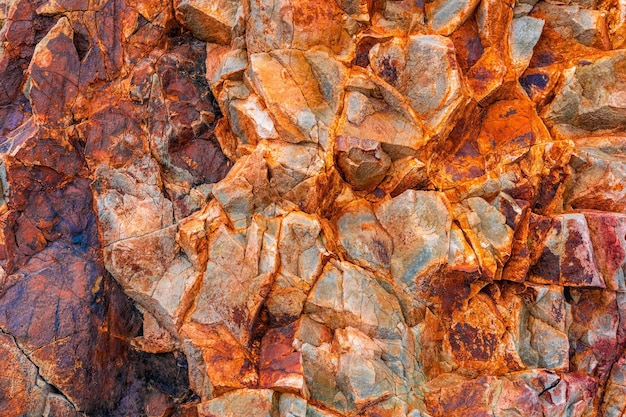 Abstrakter hintergrund aus getönten bergen textur vulkanbasalt wie in island heller bunter felsen