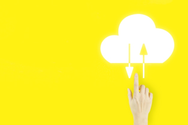 Abstrakter Hintergrund der Cloud-Verbindungstechnologie. Hand der jungen Frau, die mit Hologramm zeigt Abstrakte Wolke auf gelbem Hintergrund. Cloud-Computing-Technologie-Internet-Konzept
