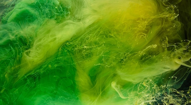 Abstrakter Hintergrund der flüssigen flüssigen Kunst Grün, gelb, tanzende Acrylfarben, Unterwasserraum, Rauch, Ozean, Farbexplosion