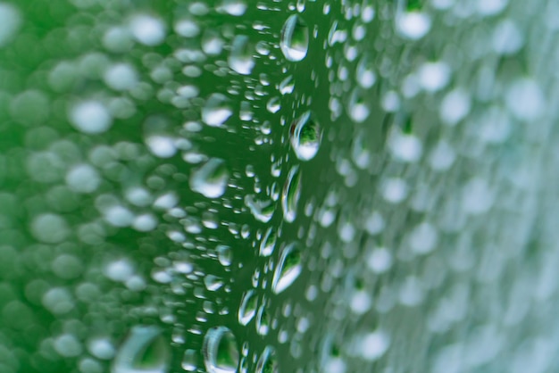 Abstrakter Hintergrund der schönen Wassertropfen auf dem Fenster