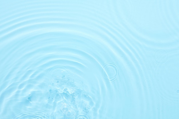Abstrakter Hintergrund der wasserblauen Oberfläche Wellen und Wellen kosmetischer Feuchtigkeitscreme mit Blasen