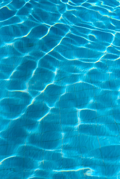 abstrakter Hintergrund des azurblauen Wassers im Pool