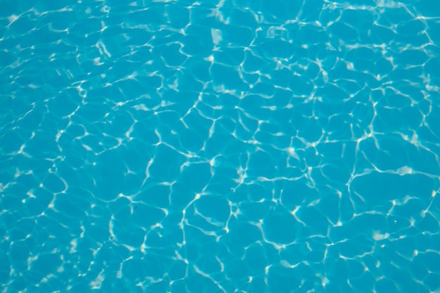Abstrakter Hintergrund des funkelnden kühlen blauen Wassers in einem Swimmingpool