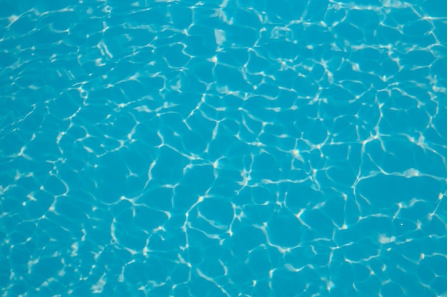 Abstrakter Hintergrund des funkelnden kühlen blauen Wassers in einem Swimmingpool