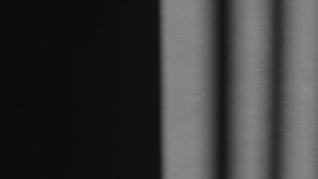 Abstrakter Hintergrund einer weißen Betonmauer mit Schatten vom Fenster