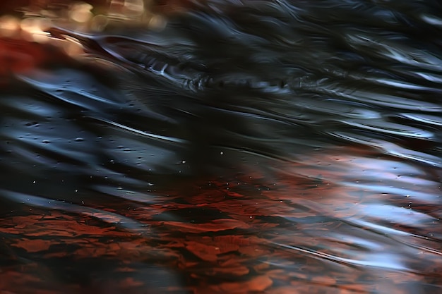 abstrakter Hintergrund kräuselt sich auf dem Wasser / brauner Bach, Wasserstruktur braune Farbe auf dem Sumpf, Torf