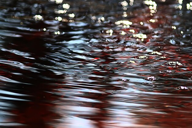 abstrakter Hintergrund kräuselt sich auf Wasser / brauner Strom, Wasserstruktur braune Farbe auf dem Sumpf, Torf