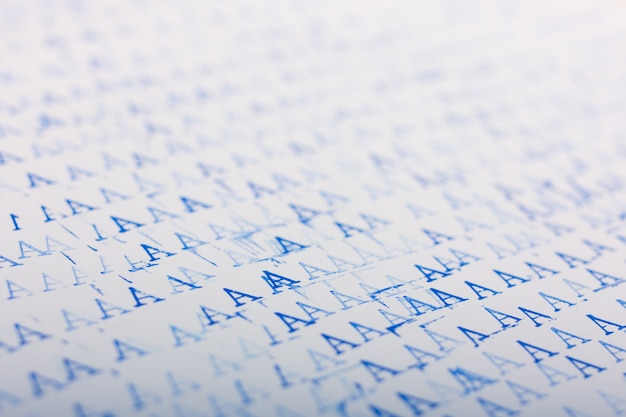 Abstrakter Hintergrund mit blauen Buchstaben A.