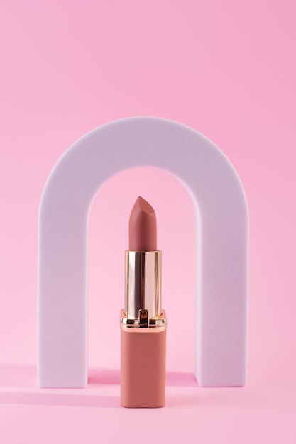 Abstrakter Hintergrund mit geometrischen Formen für die Produktpräsentation Nude Lipstick Lipgloss