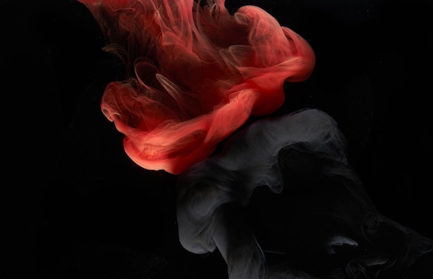 Abstrakter Hintergrund mit roter schwarzer Tinte Acrylfarbe Hintergrund für Parfüm-Shisha-Kosmetik Geheimnisvolle Rauchwolken bunter Nebel