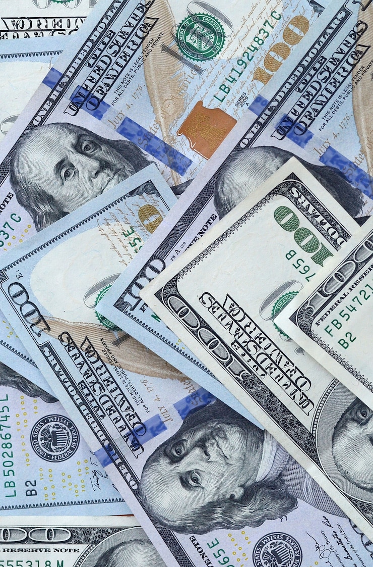 Foto abstrakter hintergrund mit vielen hundert dollarnoten schließen