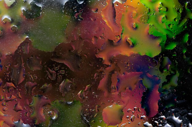 Abstrakter Hintergrund mit Wassertropfen auf einem mehrfarbigen Hintergrund mit allen Farben des Regenbogens