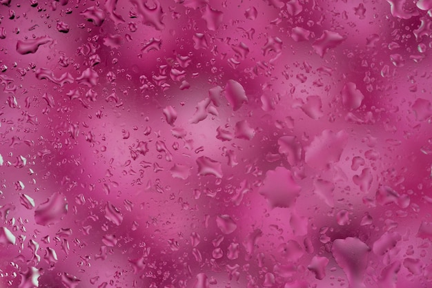 Abstrakter Hintergrund mit Wassertropfen auf rosa Hintergrund