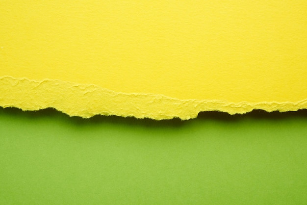 Abstrakter Hintergrund mit zerrissenen Kanten des gelben Papiers