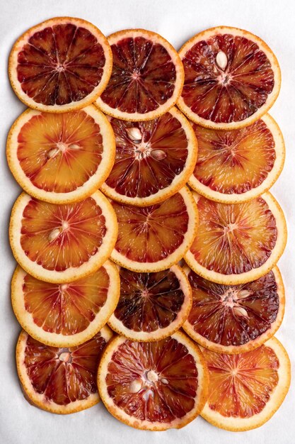 Abstrakter Hintergrund mit Zitrusfrüchten von Orangenscheiben Muster von orangeroten Zitrusfrüchten Draufsicht