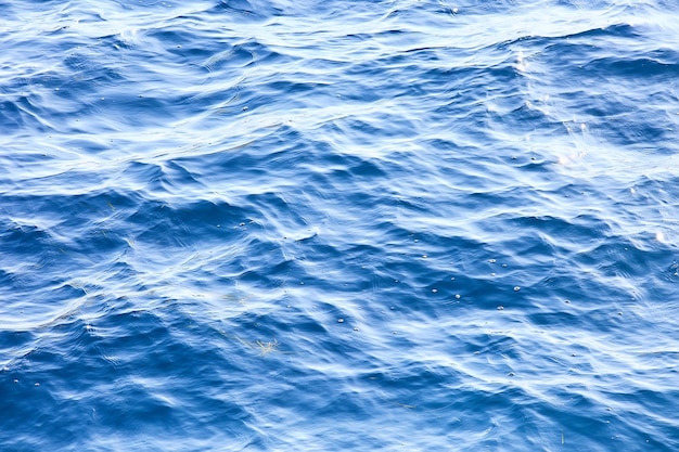 abstrakter Hintergrund, Textur meerblaues Wasser, Wellen und Wellen auf dem Ozean, Meeresmustertapete