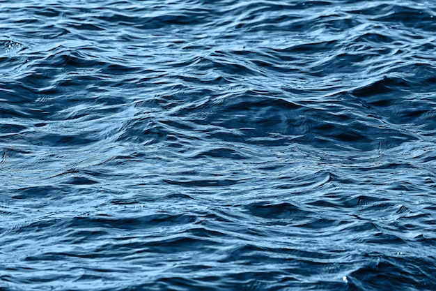abstrakter Hintergrund, Textur meerblaues Wasser, Wellen und Wellen auf dem Ozean, Meeresmustertapete
