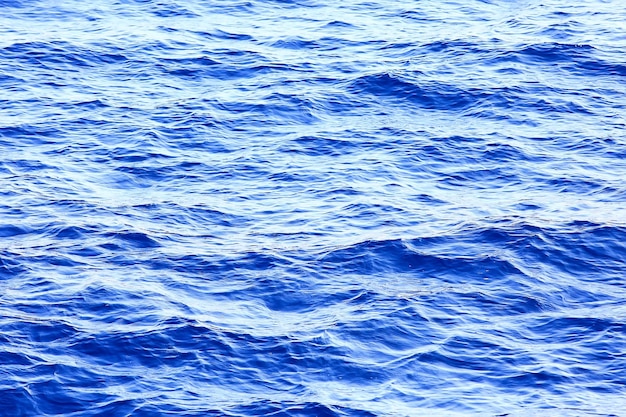 abstrakter Hintergrund, Textur meerblaues Wasser, Wellen und Wellen auf dem Ozean, Meeresmustertapete