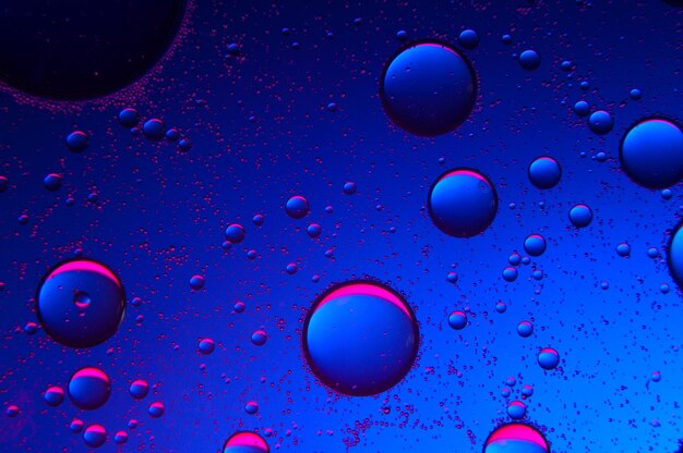 Abstrakter Hintergrund Tropfen Öl auf Wasser blau und rot Makro