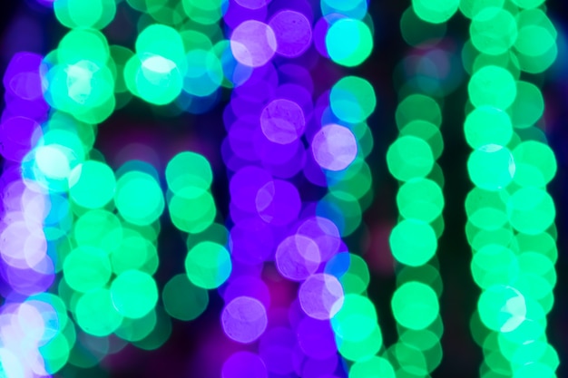 Abstrakter Hintergrund. Verschwommene bunte Kreise Bokeh der Weihnachtsbeleuchtung