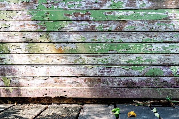 Abstrakter Hintergrund vom alten grünen hölzernen Plankenmuster auf Wand mit Schmutz und Sonnenlicht.