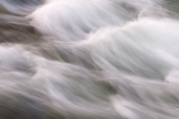 Foto abstrakter hintergrund von der langzeitbelichtung des wasserstroms in einer gebirgsflussnahaufnahme