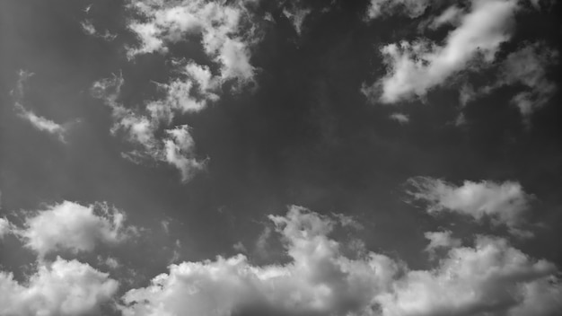 Abstrakter Hintergrund von schwarzen und weißen Wolken