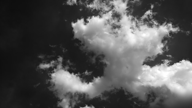 Abstrakter Hintergrund von schwarzen und weißen Wolken