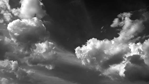 Abstrakter Hintergrund von schwarzen und weißen Wolken