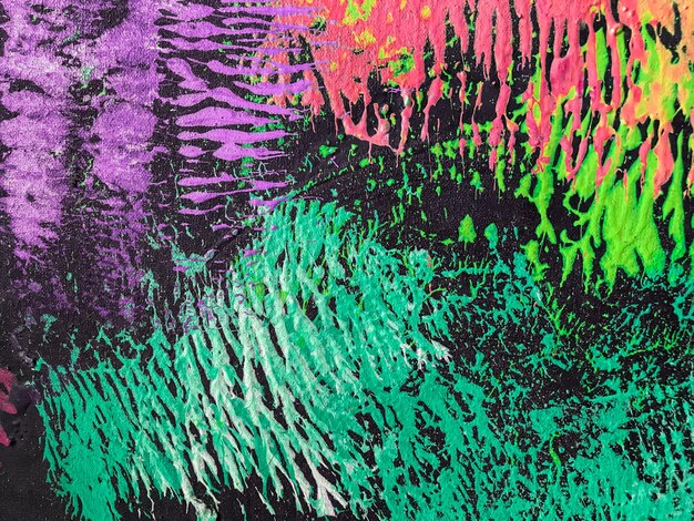 Abstrakter Kunsthintergrund lila, grüne und schwarze Farben Aquarellmalerei auf Leinwand mit Cyan-Farbverlauf