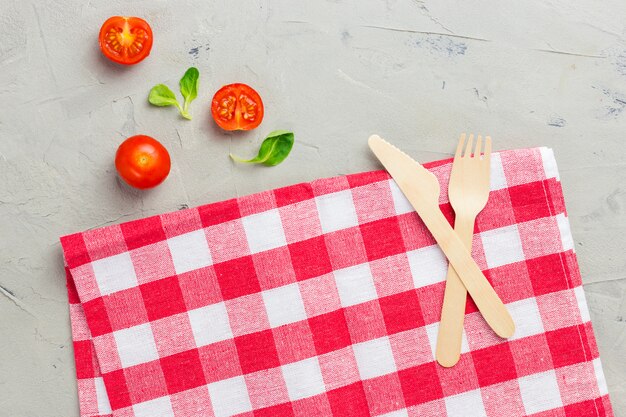Abstrakter Lebensmittelhintergrund mit Serviette und hölzernem Tischbesteck