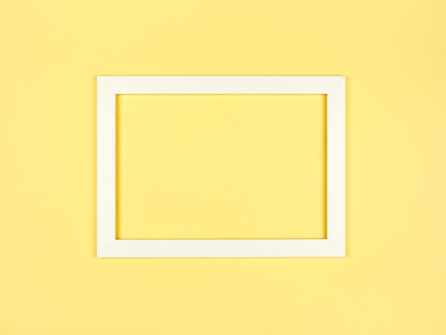 Abstrakter, leerer Bilderrahmen flach auf strukturiertem, pastellfarbenem Papierhintergrund. Minimalistisches Bilderrahmen-Mockup