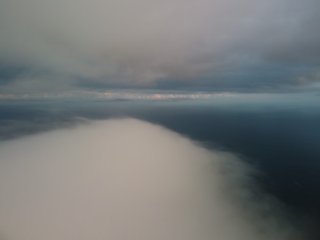 Abstrakter Luftnatursommerozeansonnenuntergangmeer und natürlicher Himmelhintergrund des Himmels mit geschwollenem