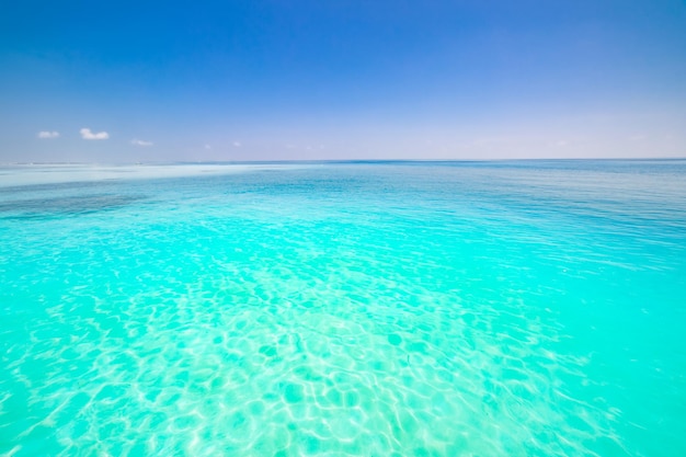 Abstrakter natürlicher Wasserhintergrund des blauen Meeres. Meereshimmel, paradiesische Meereslandschaft